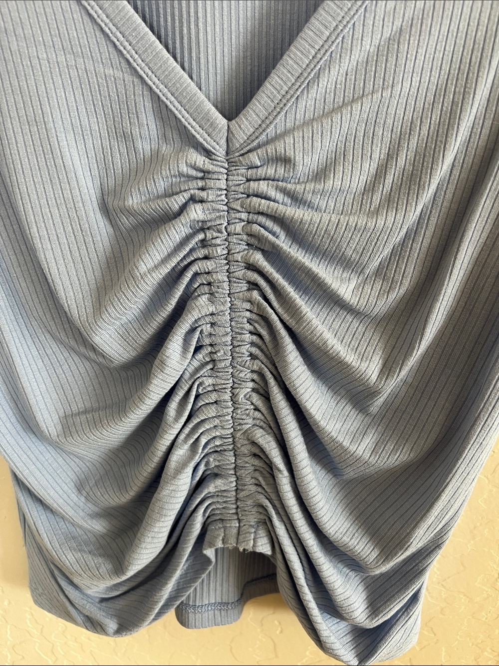 Arizona Jean Company Light Blue Ribbed Ruched V-Neck Short Sleeve Top - Picture 3 of 4